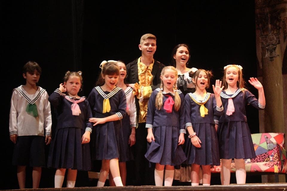 Alunos da Turma de Teatro Kids em apresentação no palco