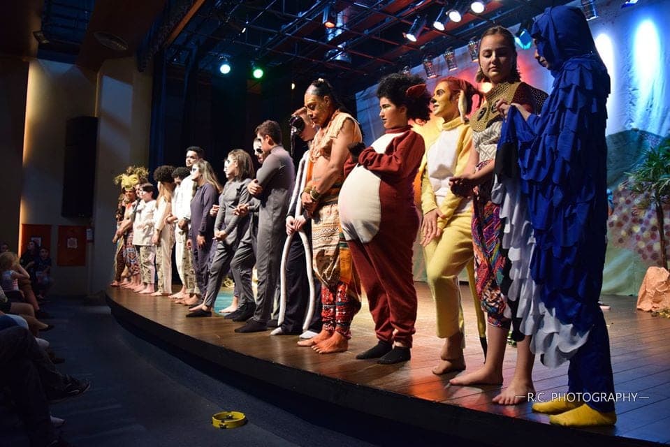 Alunos da Turma de Teatro Teens em apresentação no palco